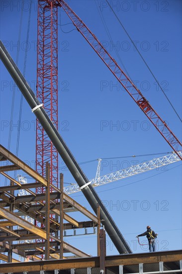 Construction worker on construction frame. 
Photo : fotog