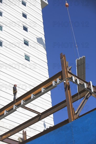 Construction worker on construction frame. 
Photo : fotog