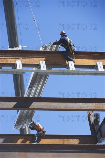 Construction workers on construction frame.
Photo : fotog