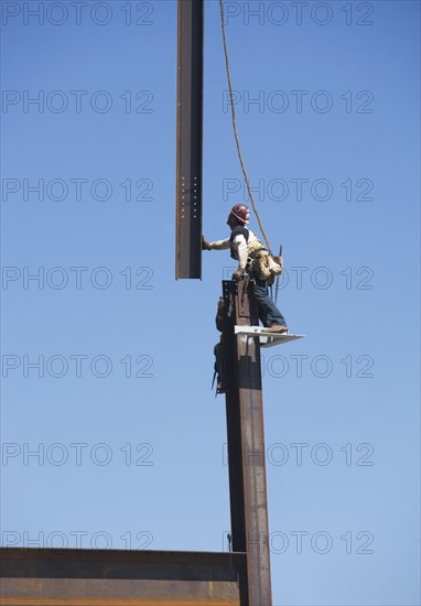 Male workers on construction site. 
Photo : fotog