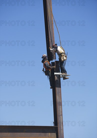 Male workers on construction site. 
Photo : fotog