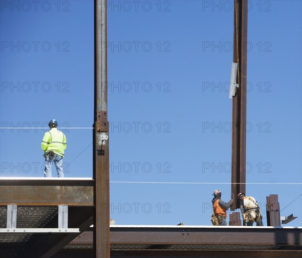 Male workers on construction site. 
Photo : fotog