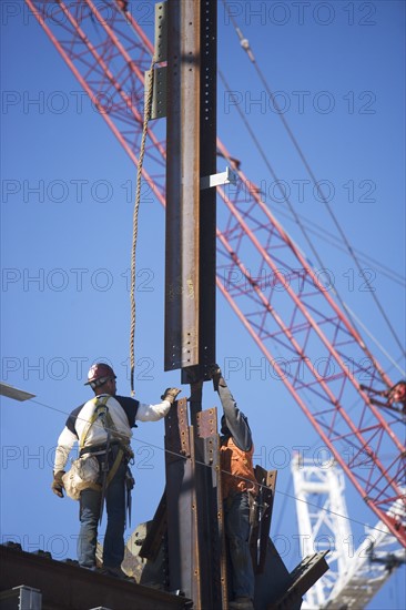 Male workers on construction site. 
Photo : fotog