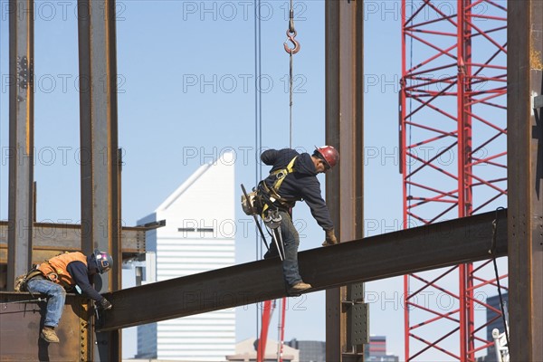 Male workers on construction site. 
Photo : fotog