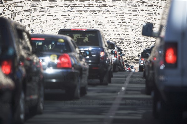 USA, New York, Long Island, New York City, Queensboro bridge, Cars in traffic jam. 
Photo : fotog