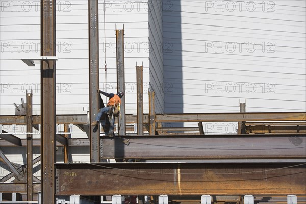 Male worker on construction site. 
Photo : fotog