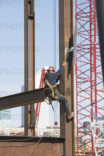 USA, New York, Long Island, New York City, Male worker on construction site. 
Photo : fotog