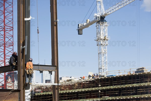 USA, New York, Long Island, New York City, Male workers on construction site. 
Photo : fotog