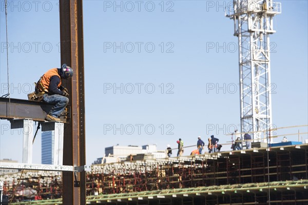 USA, New York, Long Island, New York City, Male worker on construction site. 
Photo : fotog