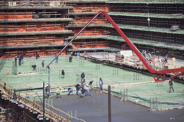 Workers on construction site. 
Photo : fotog