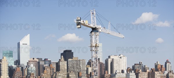 USA, New York, New York City, Manhattan, Skyline with crane. 
Photo: fotog