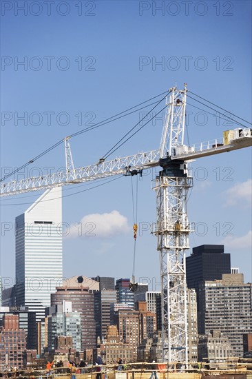 USA, New York, New York City, Manhattan, Skyline with crane. 
Photo : fotog