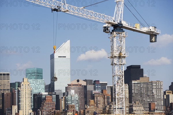 USA, New York, New York City, Manhattan, Skyline with crane. 
Photo : fotog