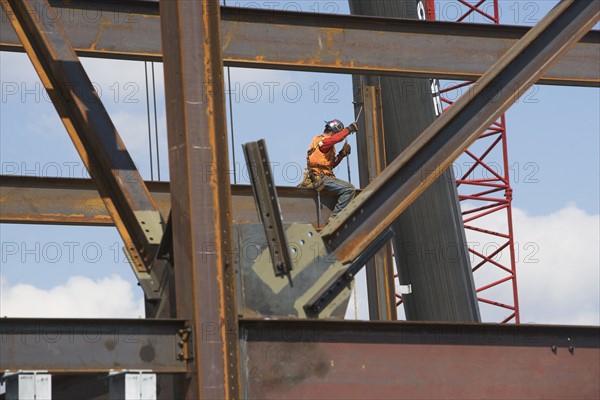 Male worker on construction site. 
Photo : fotog