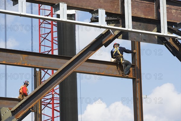 Male workers on construction site. 
Photo : fotog