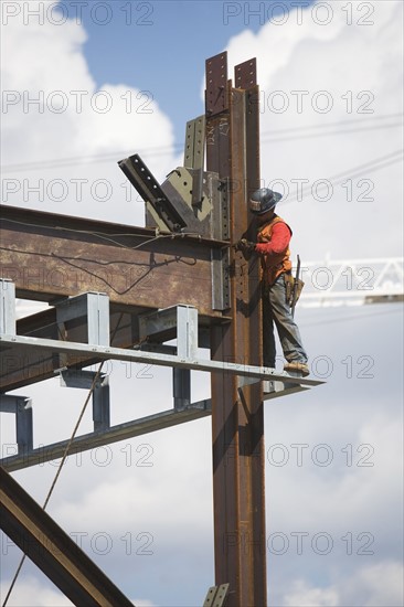 Male worker on construction site. 
Photo : fotog