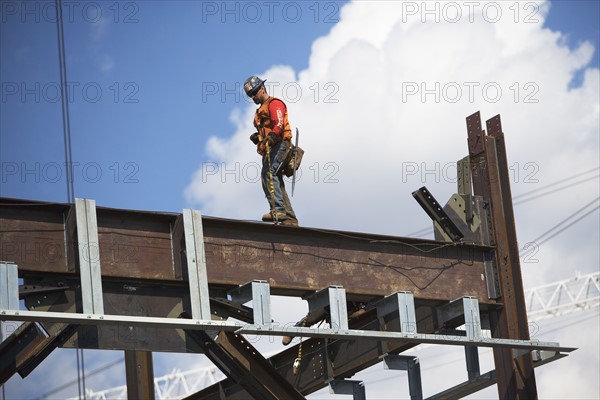 Male worker on construction site. 
Photo : fotog