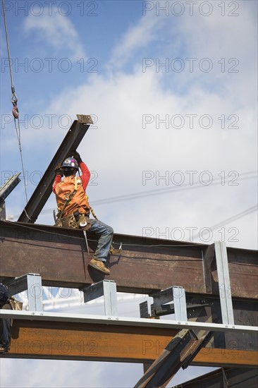 Male worker on construction site. 
Photo : fotog