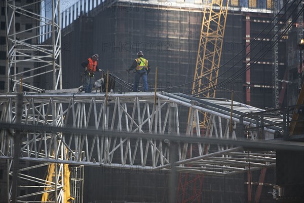 Manhattan, Workers on construction site. 
Photo : fotog