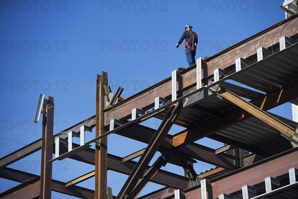 Construction worker on construction frame. 
Photo : fotog