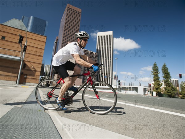 USA, California, Los Angeles, Young man road cycling on city street. 
Photo: Erik Isakson
