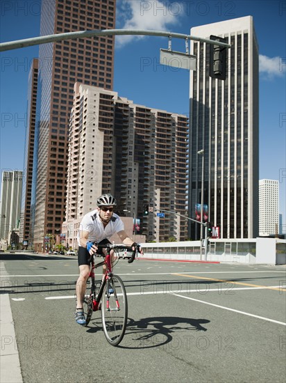 USA, California, Los Angeles, Young man road cycling on city street. 
Photo: Erik Isakson