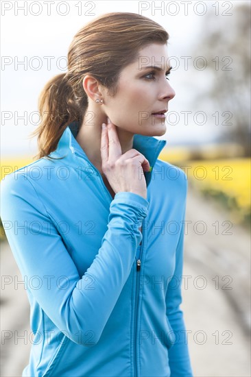 Portrait of woman in blue tracksuit. 
Photo : Take A Pix Media