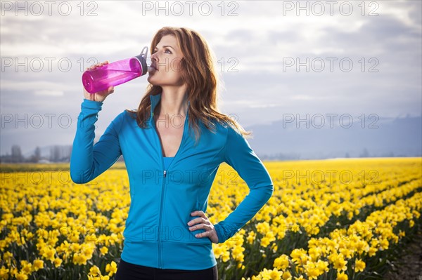 USA, Washington, Skagit Valley, Woman drinking water after run. 
Photo : Take A Pix Media