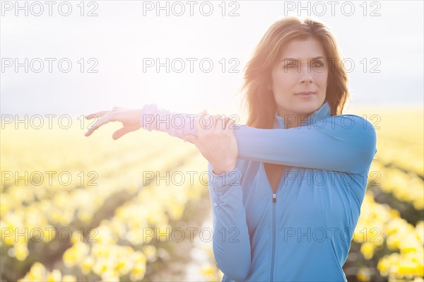 USA, Washington, Skagit Valley, Portrait of woman in blue tracksuit. 
Photo : Take A Pix Media