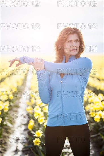 USA, Washington, Skagit Valley, Portrait of woman in blue tracksuit. 
Photo : Take A Pix Media