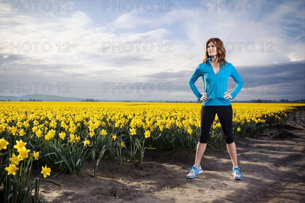 USA, Washington, Skagit Valley, Woman exercising in rural area. 
Photo : Take A Pix Media