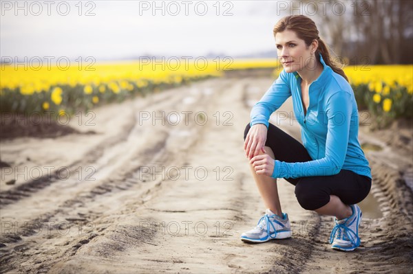 USA, Washington, Skagit Valley, Woman exercising in rural area. 
Photo : Take A Pix Media