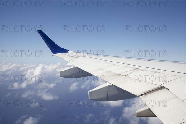 View of airplane wing. 
Photo : Winslow Productions