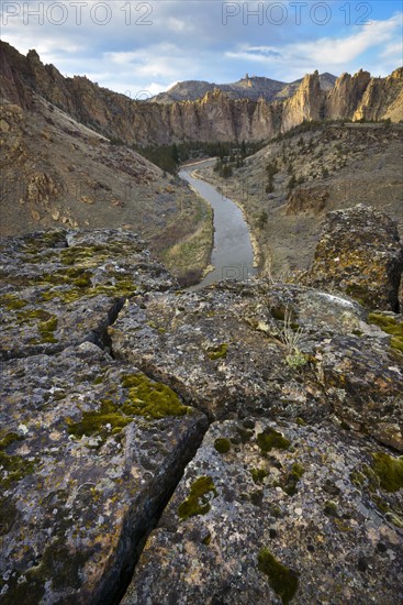 USA, Oregon, Smith Rock State Park, Rocky landscape with river view. 
Photo: Gary Weathers