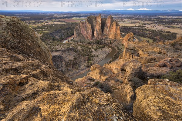 USA, Oregon, Deschutes County, Rocky landscape with view on river. 
Photo : Gary Weathers