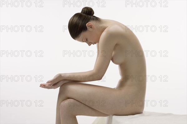 Female nude in sitting position. 
Photo : Jan Scherders