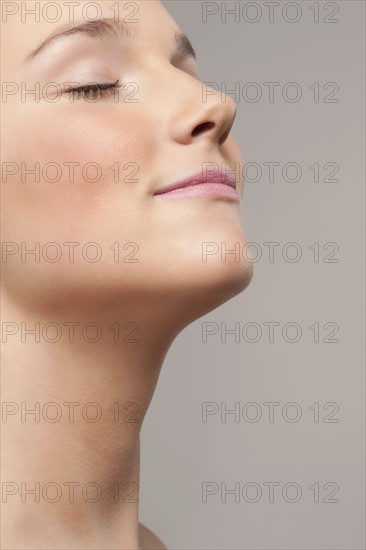 Portrait of young woman with eyes closed. 
Photo : Jan Scherders