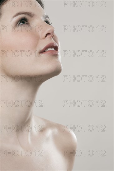 Portrait of young woman keeping chin up. 
Photo : Jan Scherders