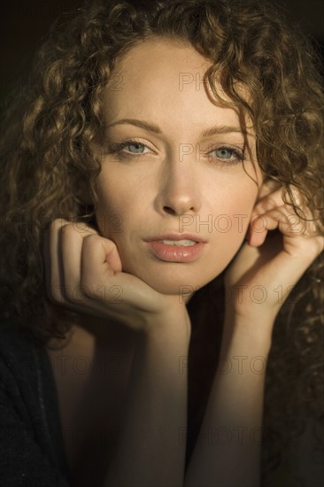 Portrait of young woman with curly hair.
Photo : Jan Scherders