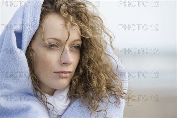 Portrait of young woman wrapped in blanket. 
Photo : Jan Scherders