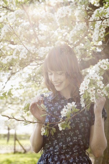 Portrait of young woman in spring orchard. 
Photo : Jan Scherders