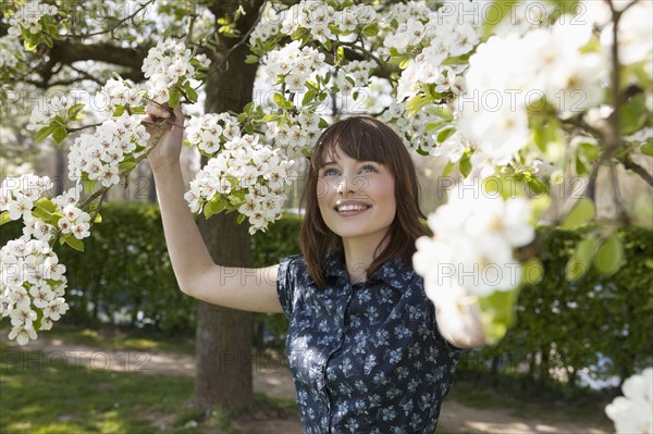 Portrait of young woman in spring orchard. 
Photo : Jan Scherders