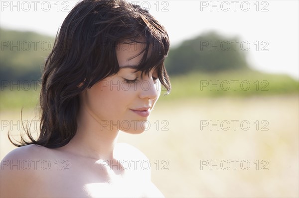 Portrait of young woman in strong sunlight. 
Photo : Jan Scherders