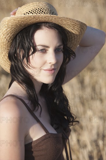 Portrait of young woman with straw hat. 
Photo : Jan Scherders