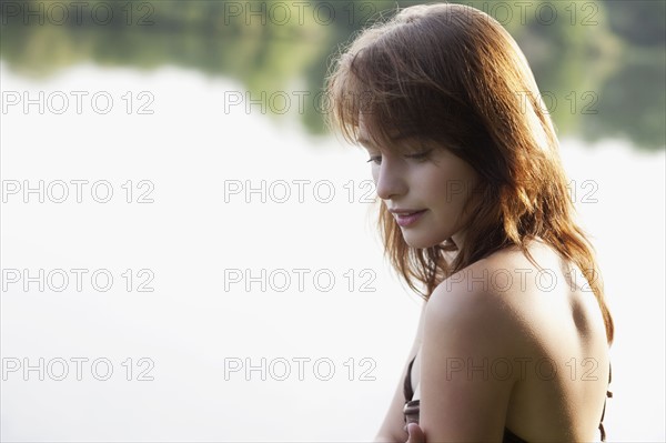 Portrait of young woman against lake. 
Photo : Jan Scherders