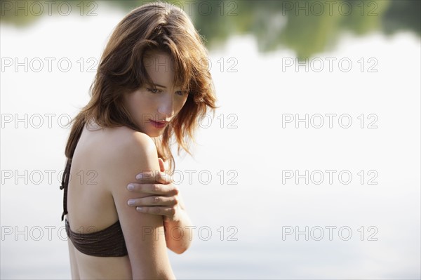 Portrait of young woman against lake. 
Photo: Jan Scherders