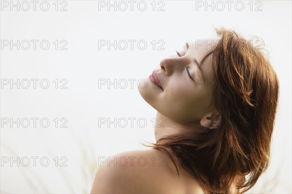 Portrait of young woman in strong sunlight. 
Photo : Jan Scherders