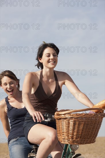 Young women on bikes on country road. 
Photo : Jan Scherders