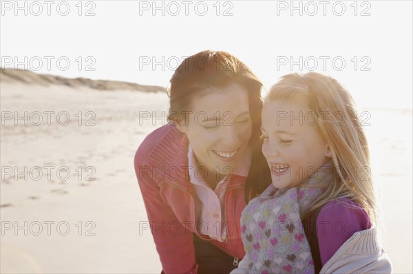 Mother with daughter on beach. 
Photo : Jan Scherders