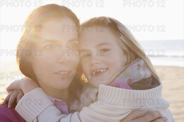 Mother with daughter on beach. 
Photo : Jan Scherders